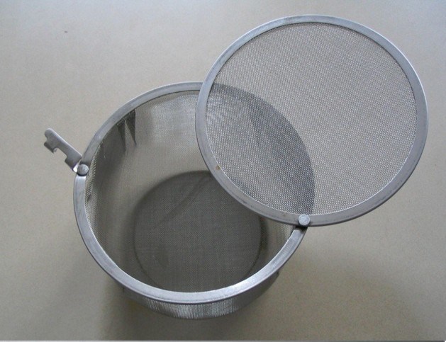 Multilayer extruder screen packs with spot welded or frame edges/filter disc mesh